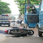 Những điều cần lưu ý khi mở cửa xe ô tô để giảm thiểu tai nạn