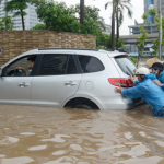 Cảnh giác để xử lý tình huống khi lái xe ô tô vào mùa mưa