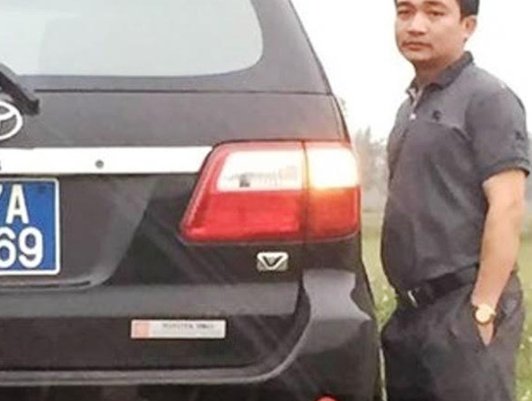 quan chuc trung quoc di hoc lai xe o to