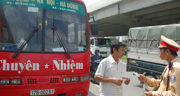 canh sat giao thong xu phat xe khach